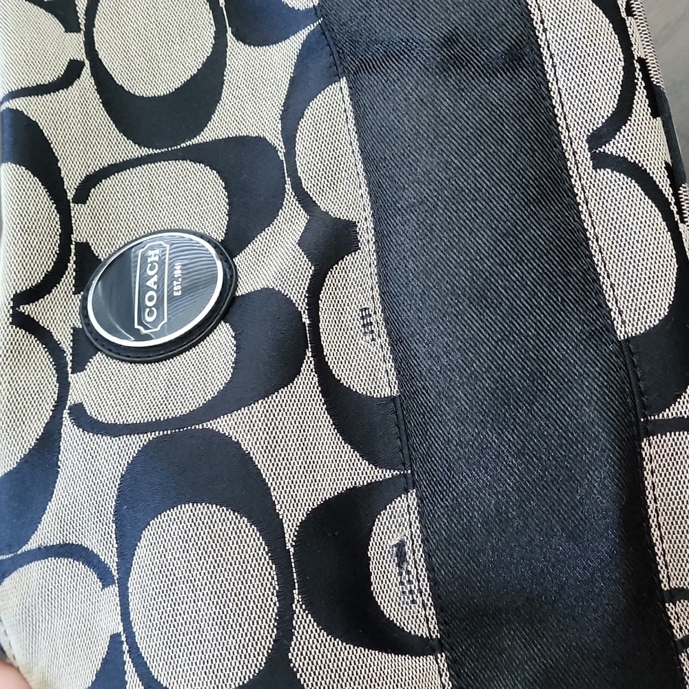 Coach Signature Hobo - Picture 6 of 8